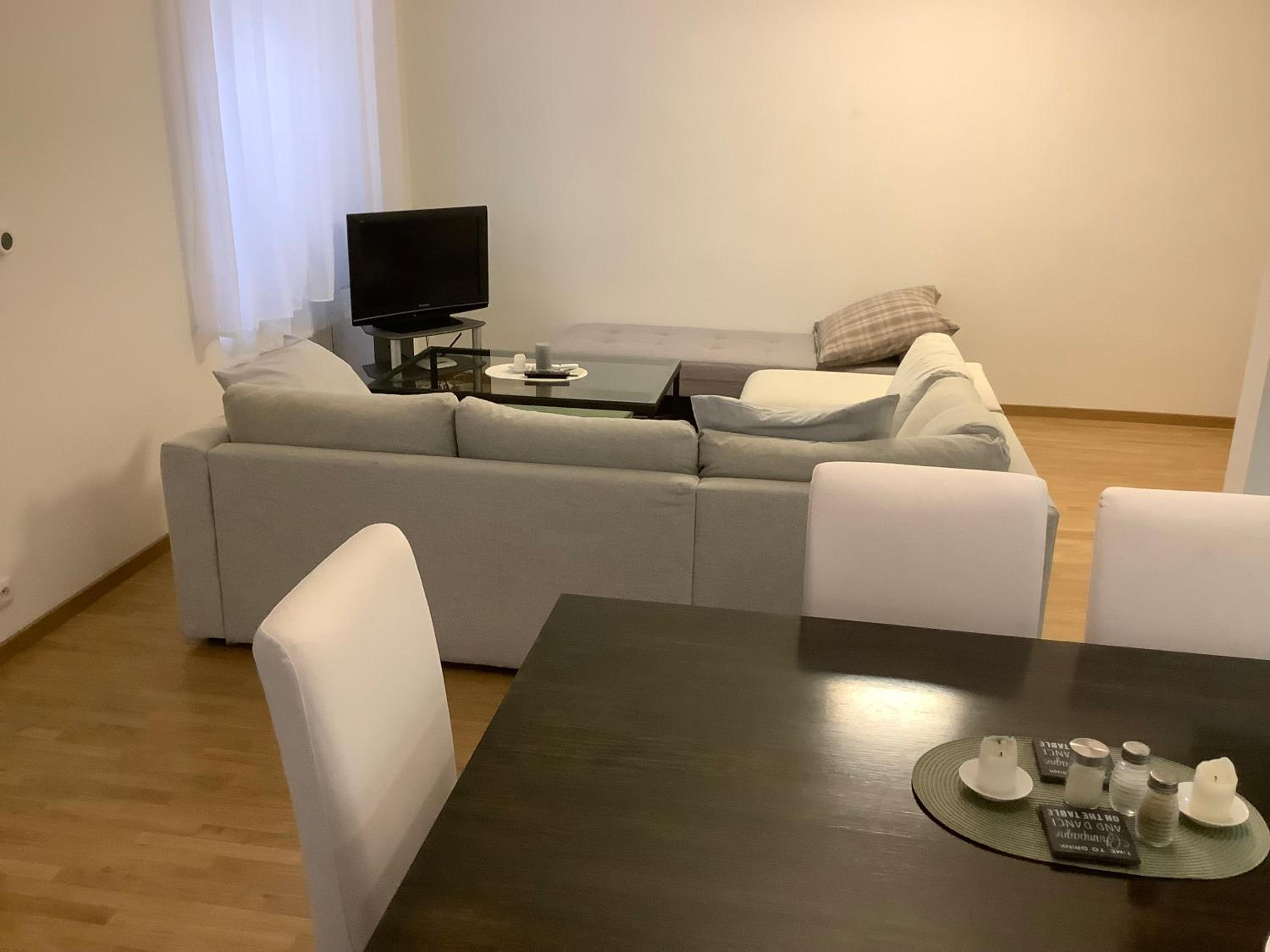 Quiet, Spacious and New 72m2 Old Town Apartment - perfect for 4-6
