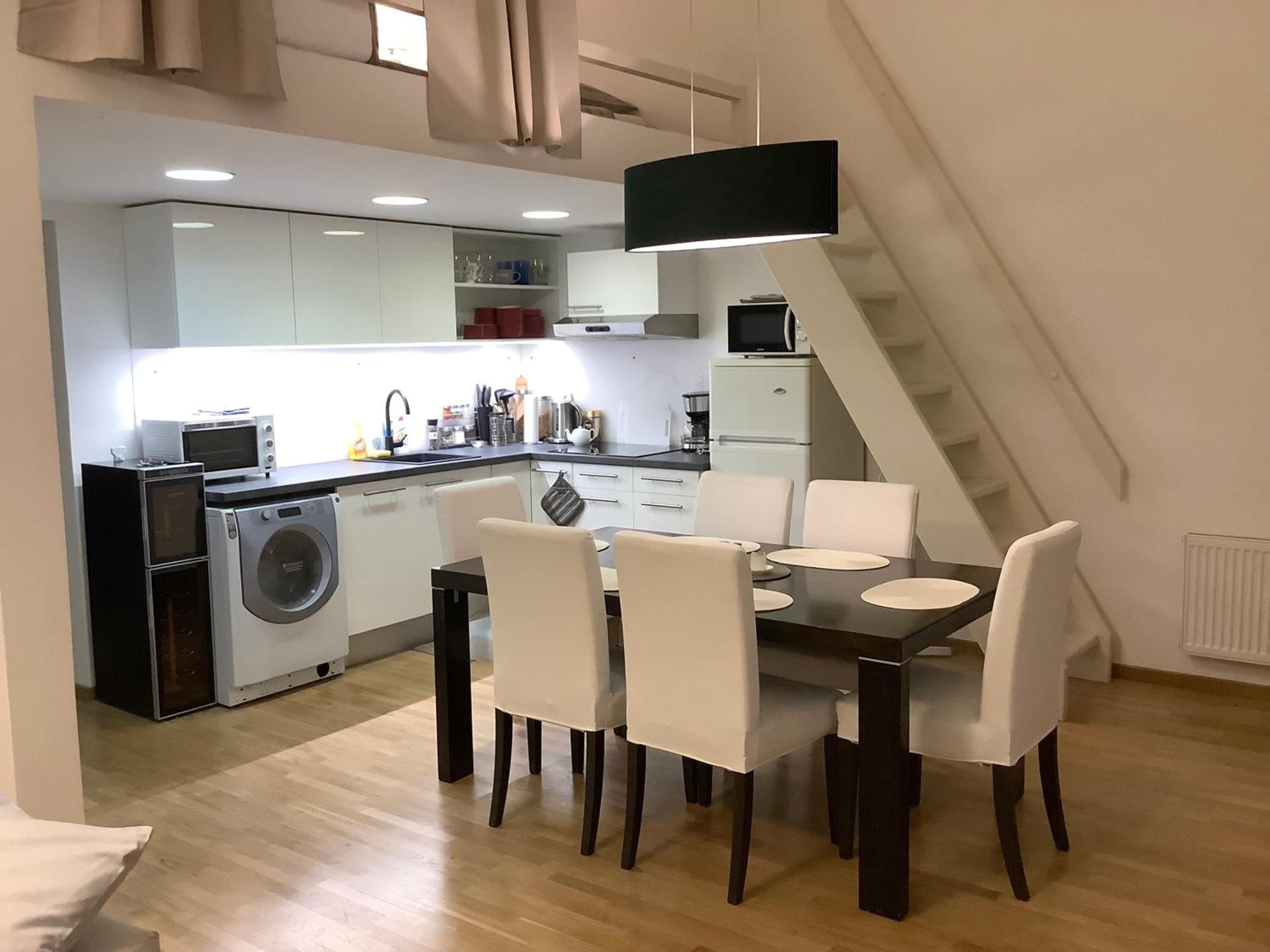 Quiet, Spacious and New 72m2 Old Town Apartment - perfect for 4-6