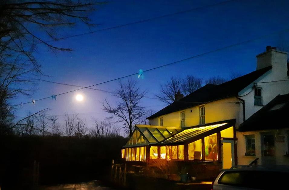 Hotel Ceridwen Glamping, double decker bus and Yurts