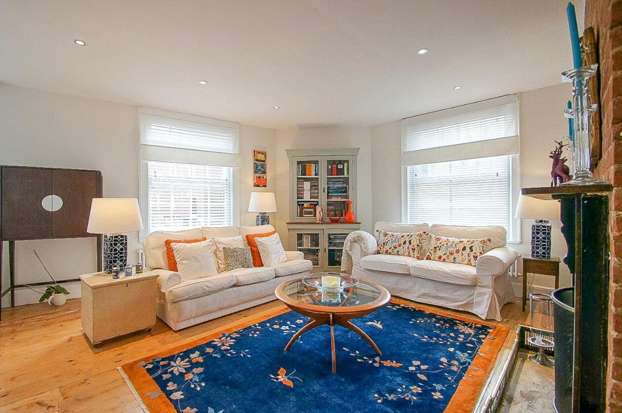 Luxury 3 bed town house in the centre of BSE with parking for 1 car view 5