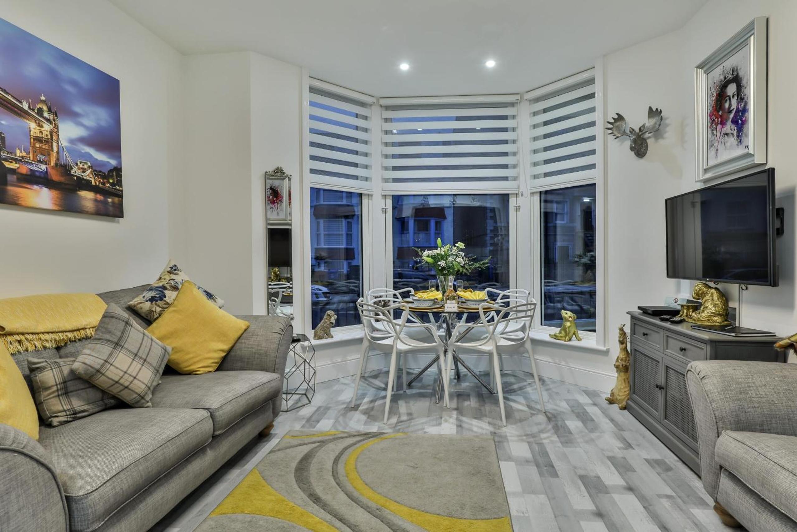 1 Bed Flat - Sleeps 2 - Pets - Parking - Wifi view 3