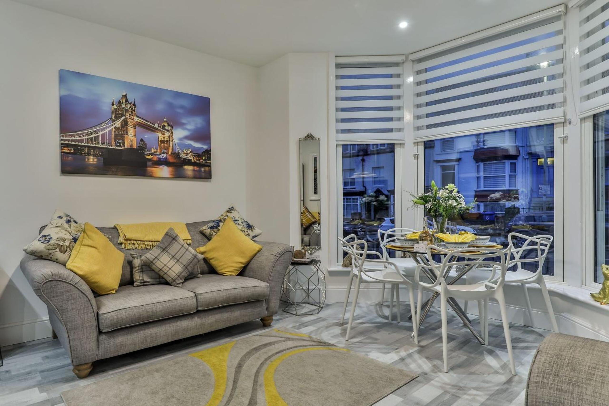 1 Bed Flat - Sleeps 2 - Pets - Parking - Wifi view 2