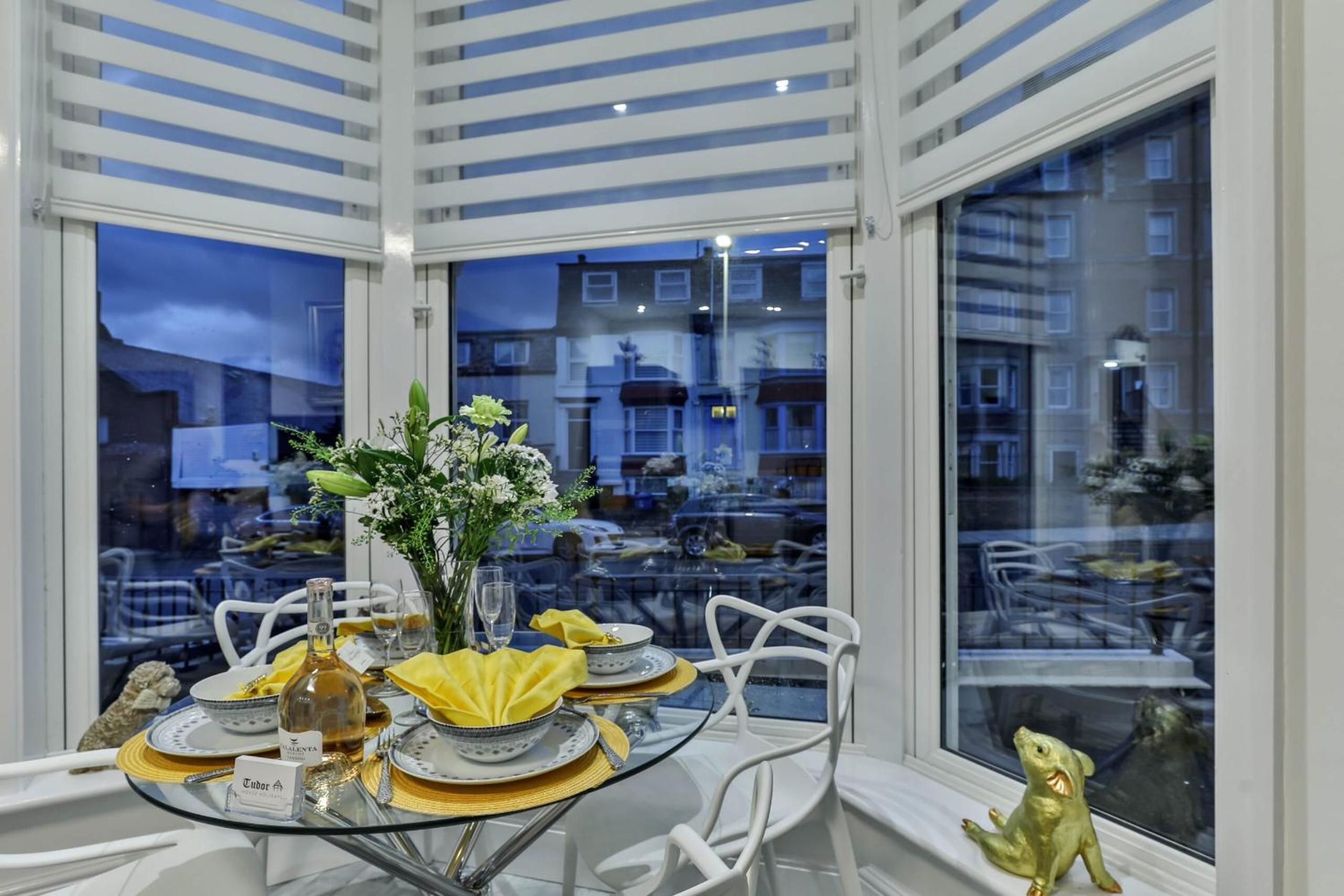 1 Bed Flat - Sleeps 2 - Pets - Parking - Wifi view 5