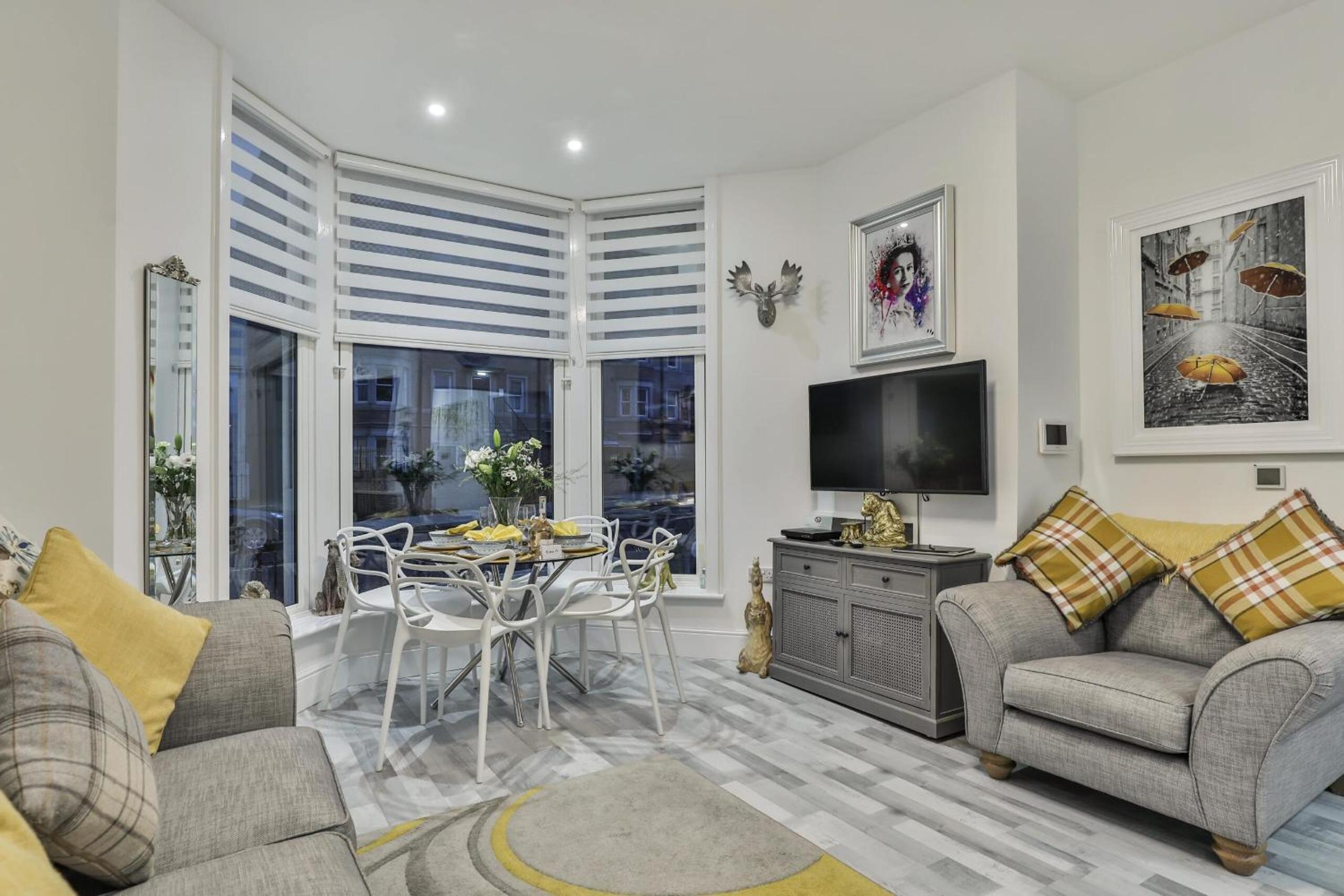 1 Bed Flat - Sleeps 2 - Pets - Parking - Wifi view 4