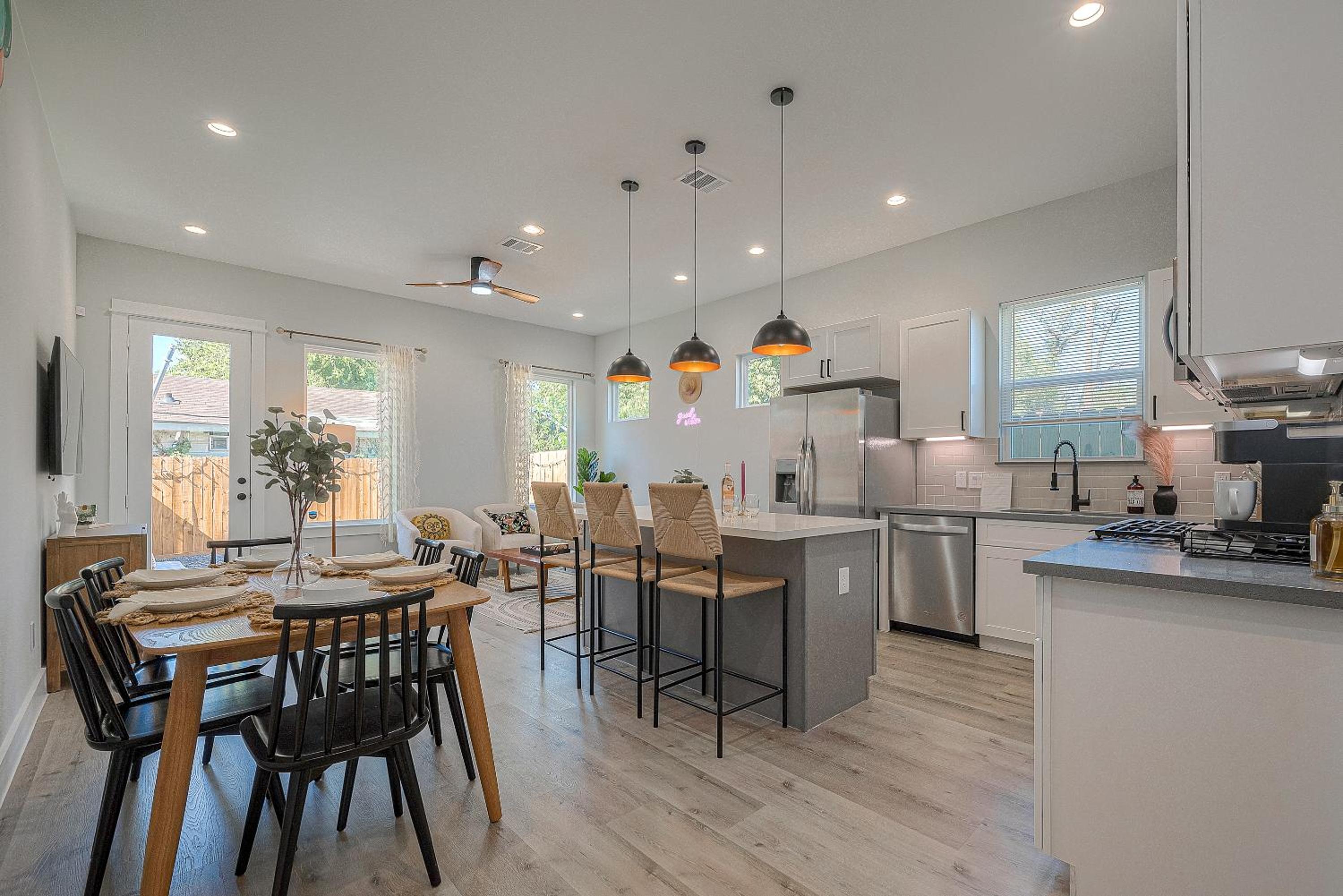 Modern Home Near Downtown with Fast WiFi, BBQ, Games & EV equipped! view 2