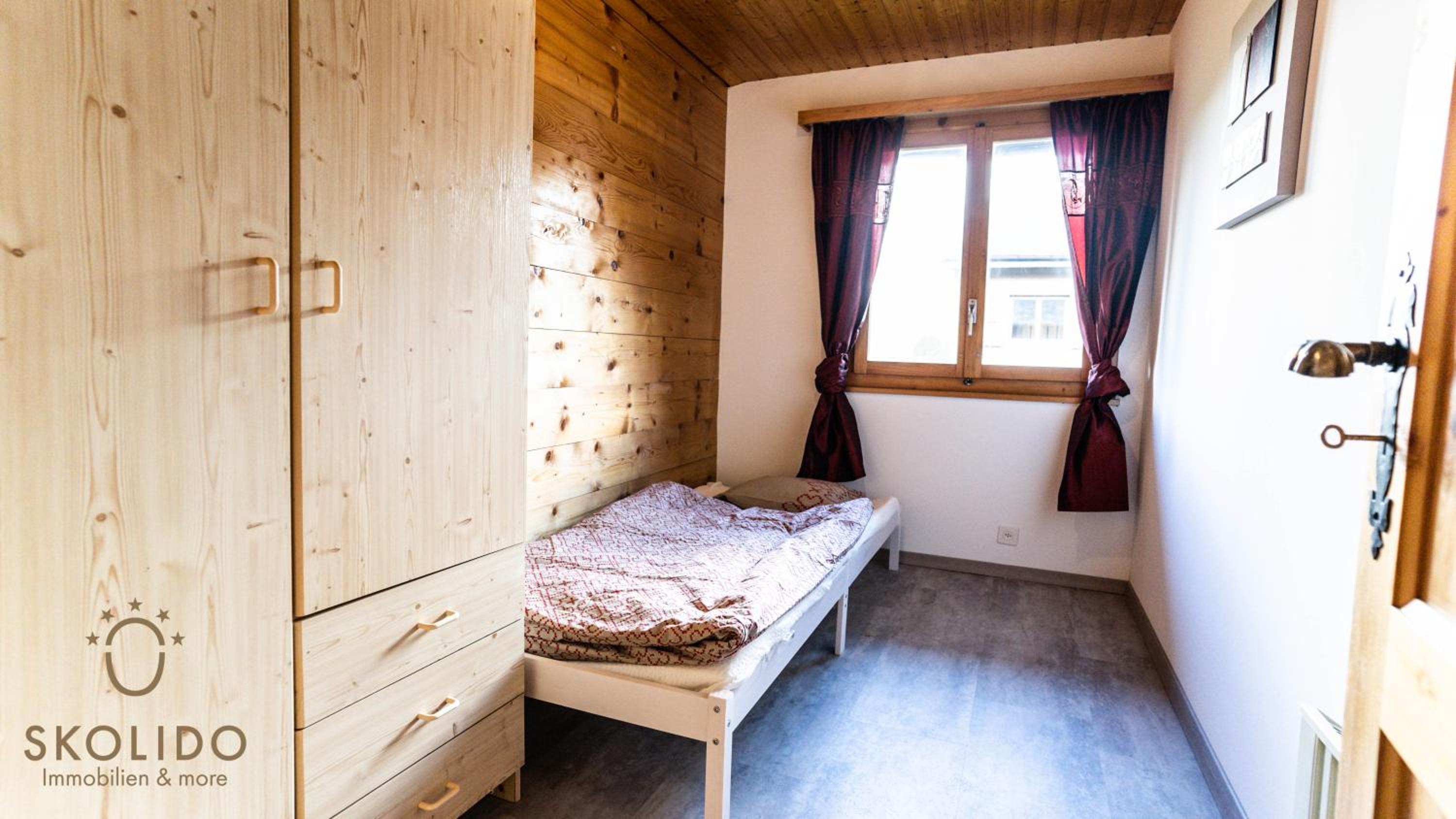 Chalet Independent, Termen