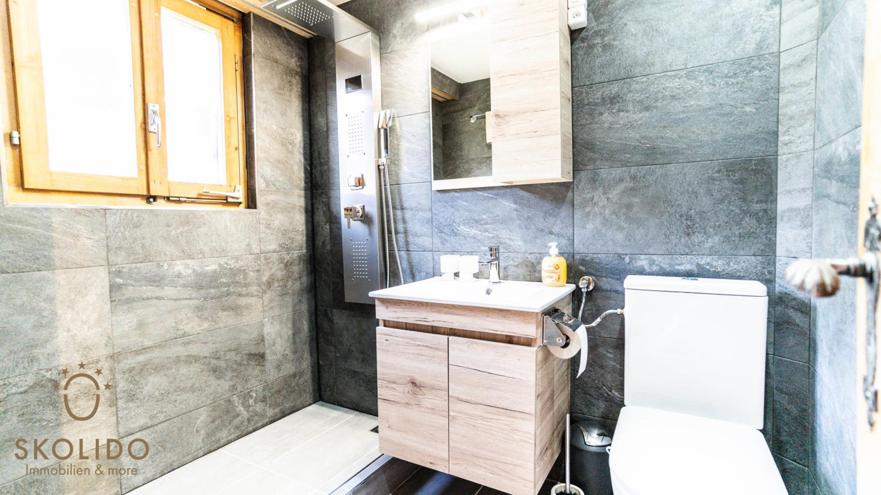 Chalet Independent, Termen