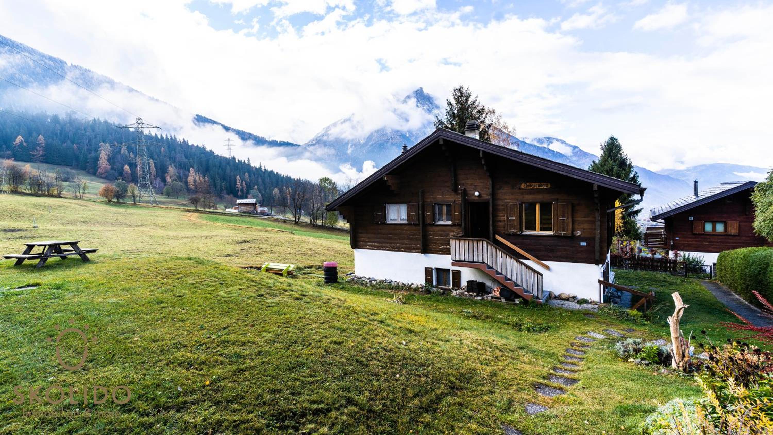 Chalet Independent, Termen