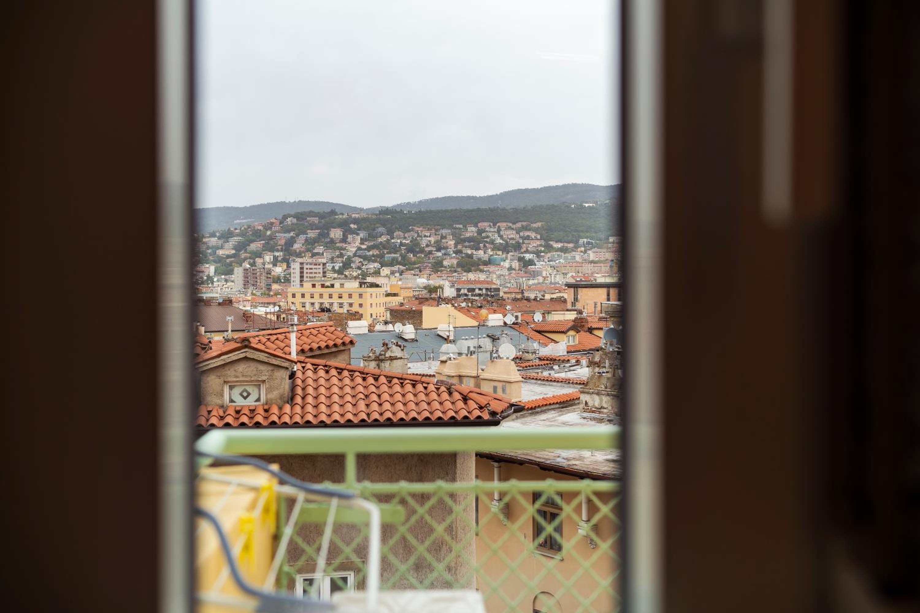 [San Giusto] Elegante Bilocale con Balcone e Vista photo 2