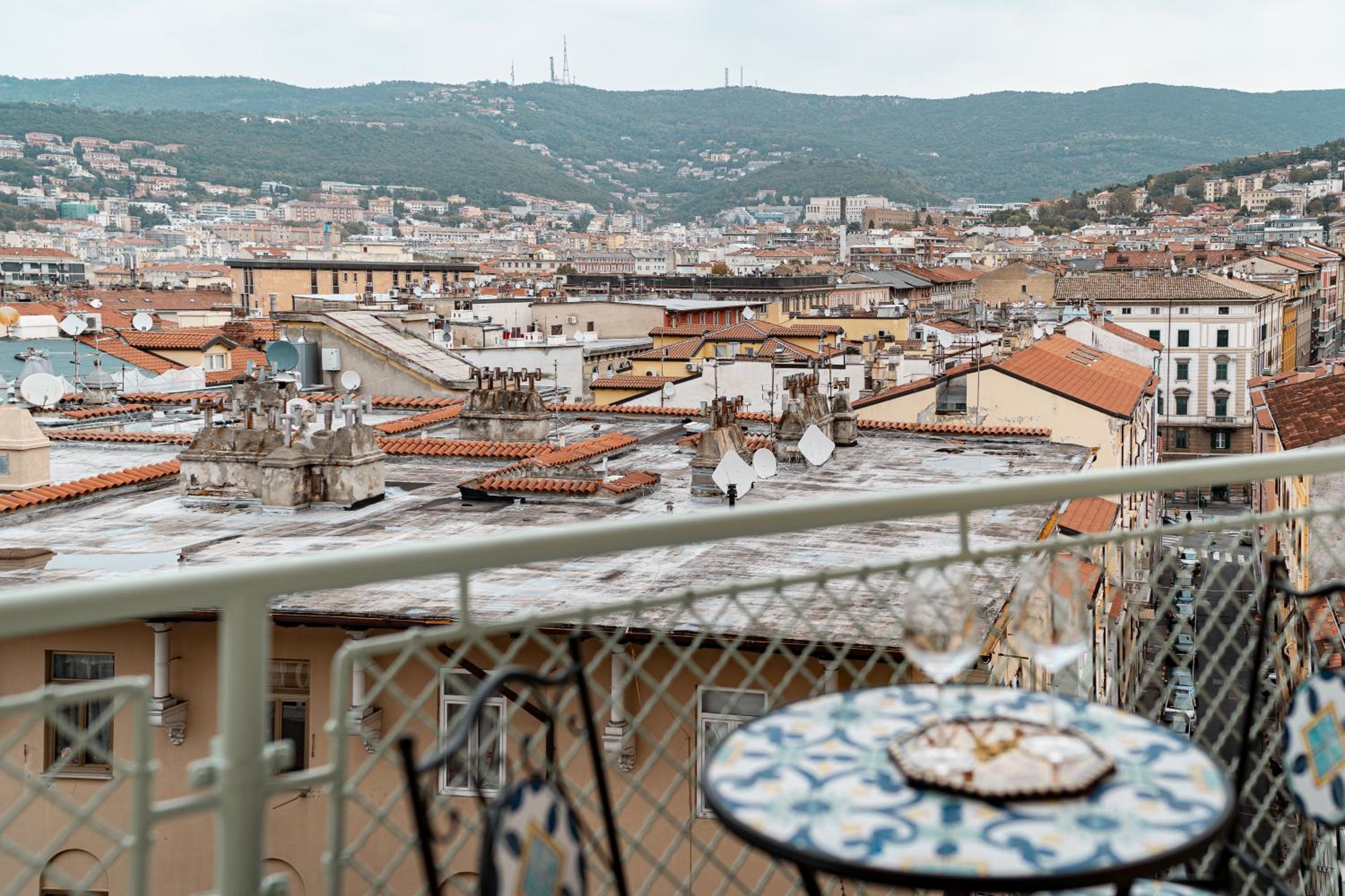 [San Giusto] Elegante Bilocale con Balcone e Vista photo 5