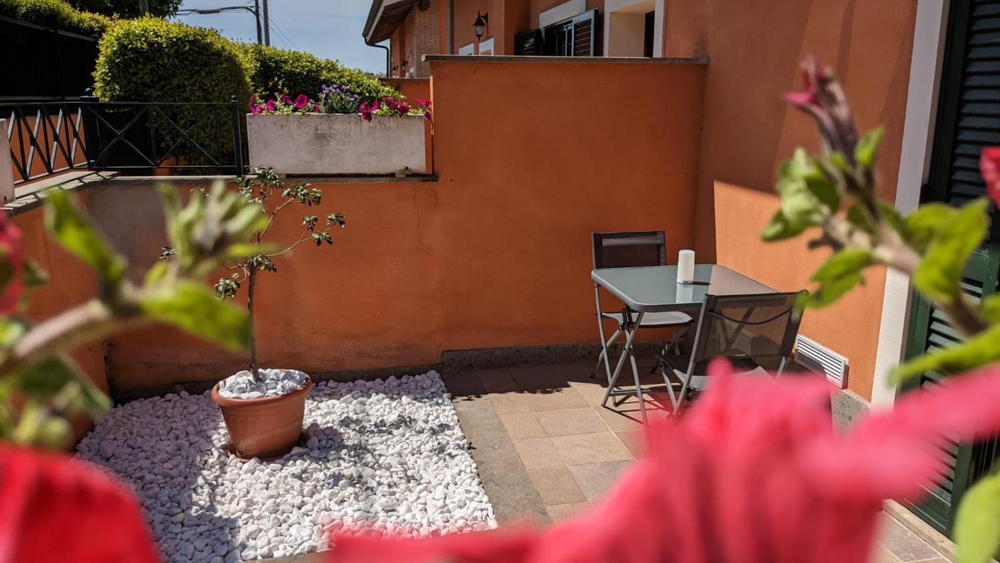 DOMUS Emy - deliziosa casa a piano terra con giardino e posto auto a Ciampino