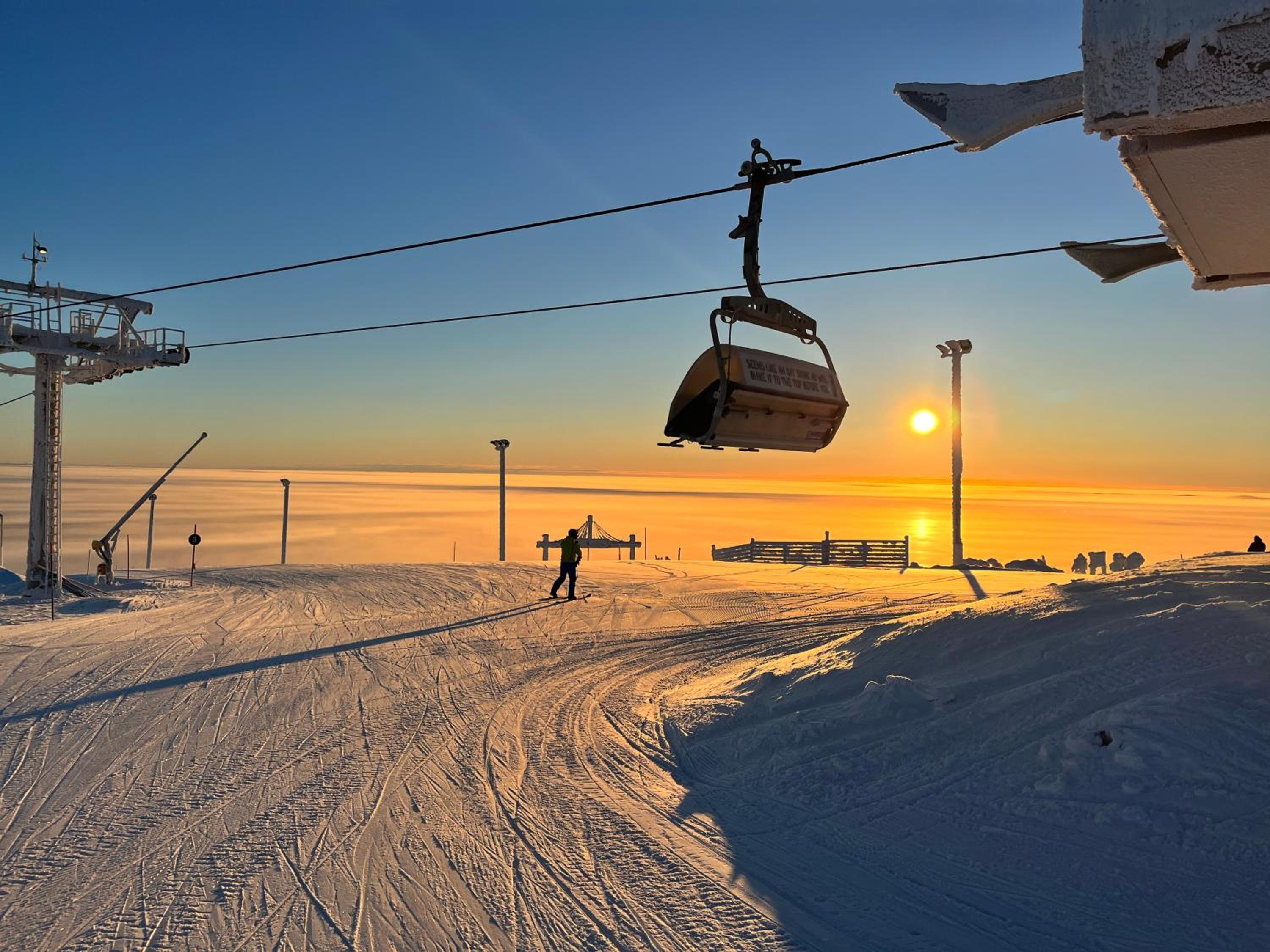 Porthos Ski-in Lodge with private hot tub and sauna in Lapland