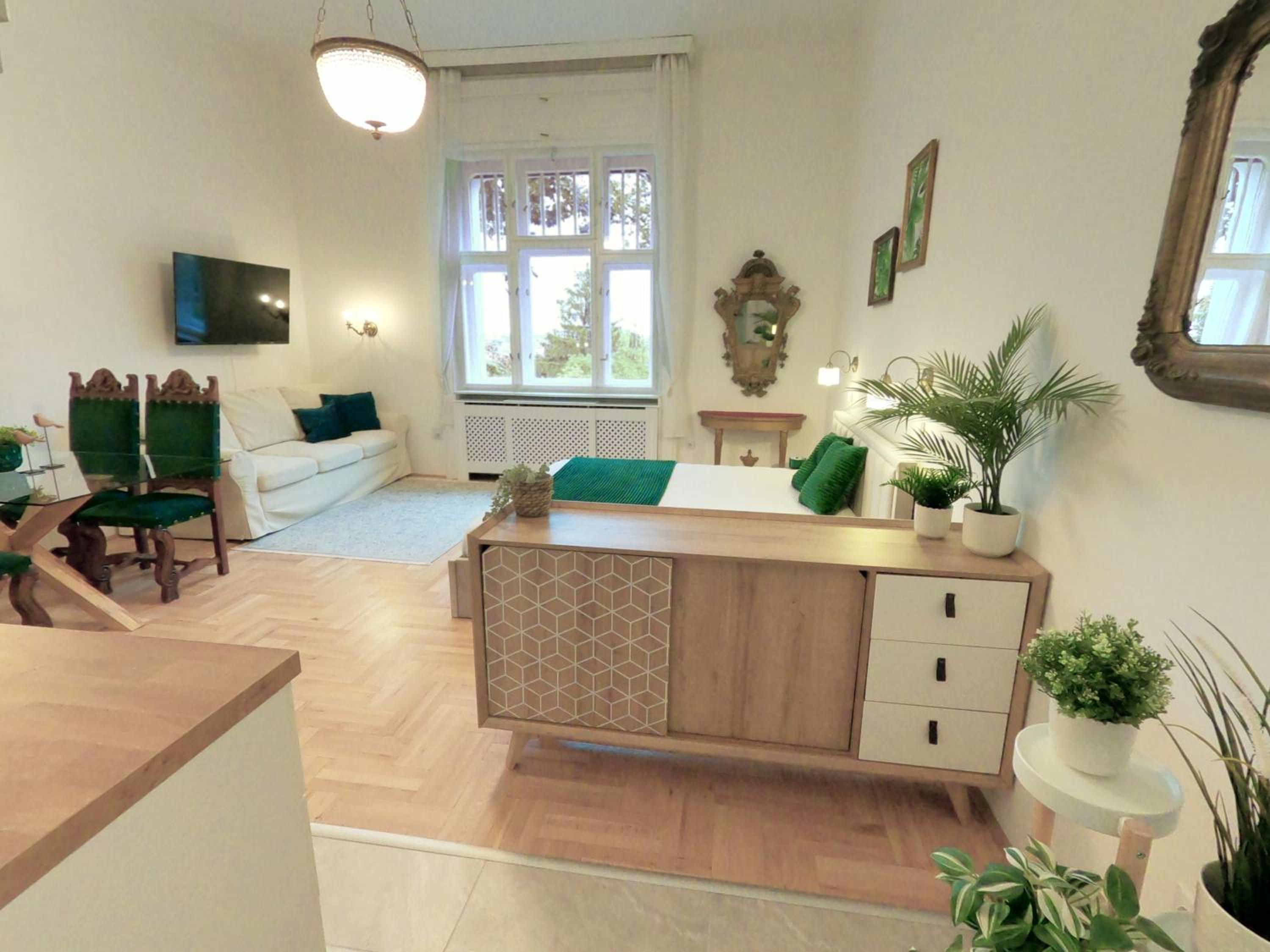 Green Hill Apartment