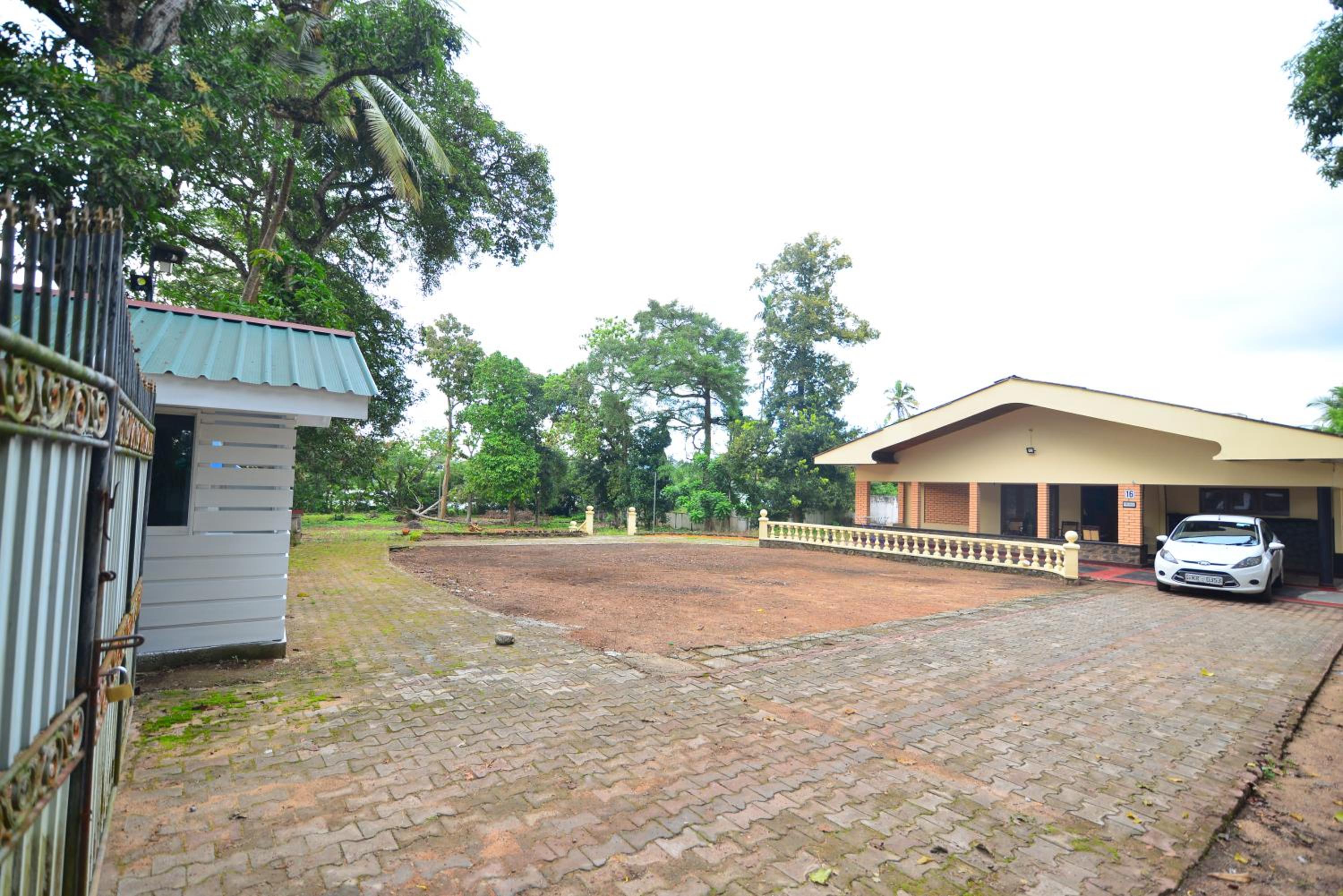 Blue Lotus Resorts Piliyandala-Colombo view 2