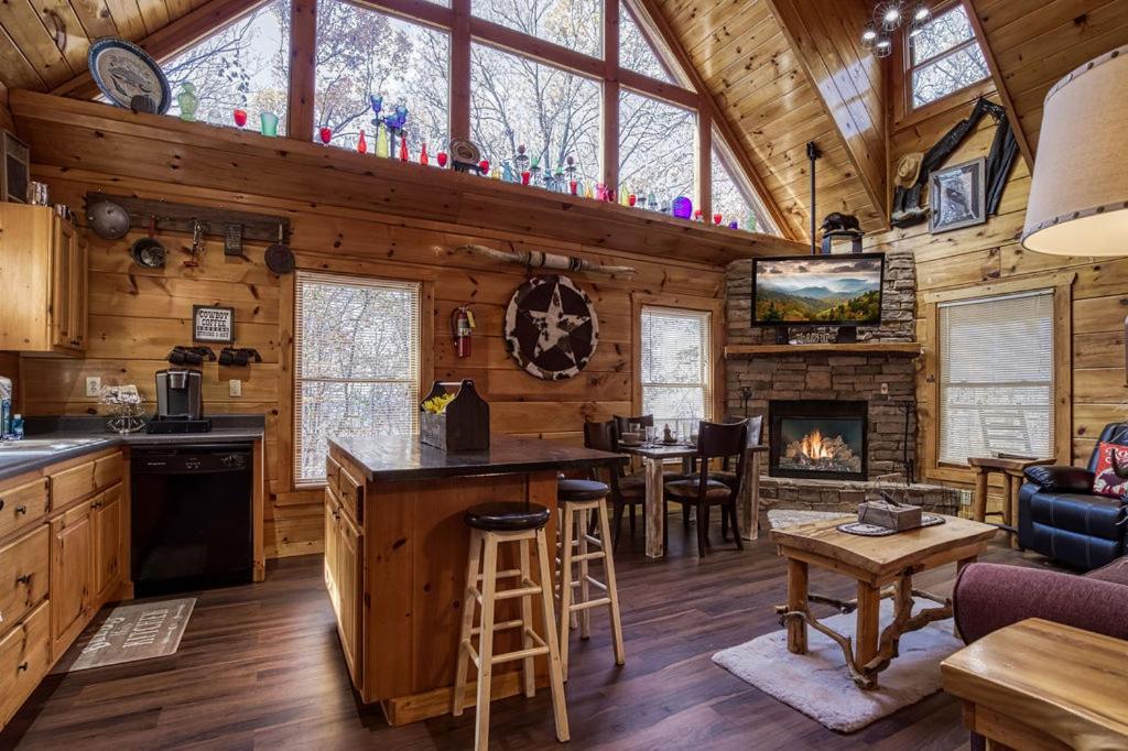 Tennessee Cowboys- Game Room, Hot Tub, Free Attraction Tickets