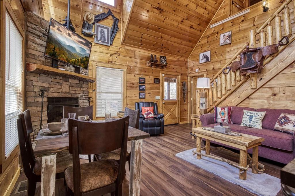 Tennessee Cowboys- Game Room, Hot Tub, Free Attraction Tickets