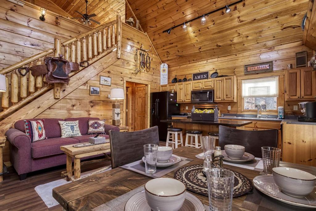 Tennessee Cowboys- Game Room, Hot Tub, Free Attraction Tickets