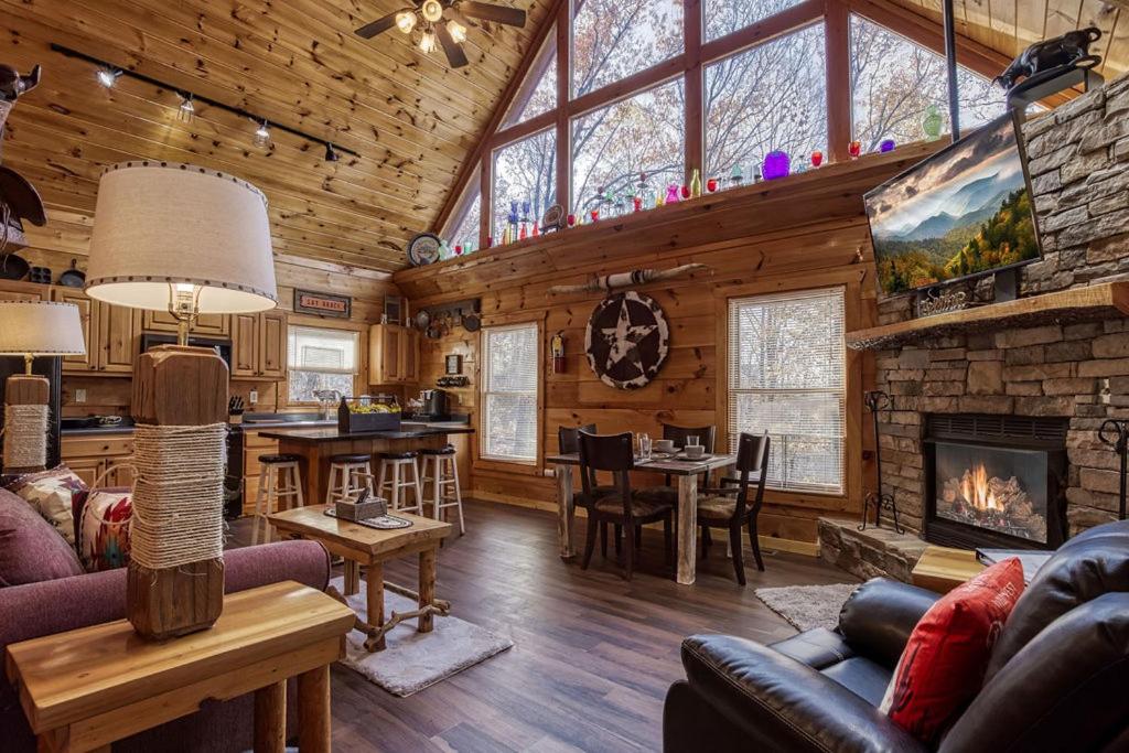 Tennessee Cowboys- Game Room, Hot Tub, Free Attraction Tickets