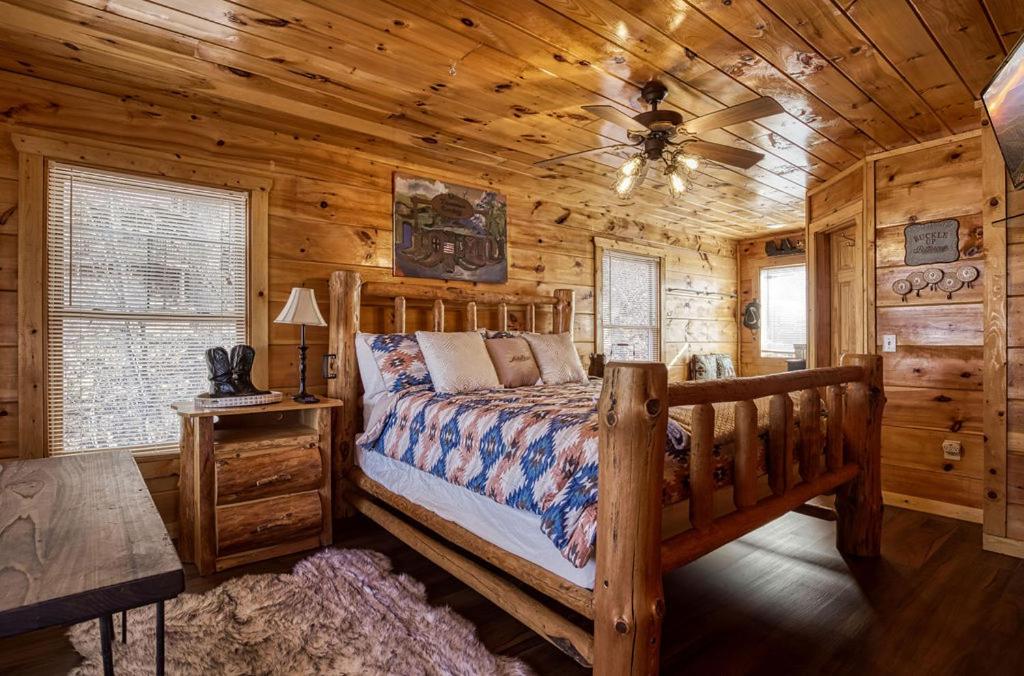 Tennessee Cowboys- Game Room, Hot Tub, Free Attraction Tickets