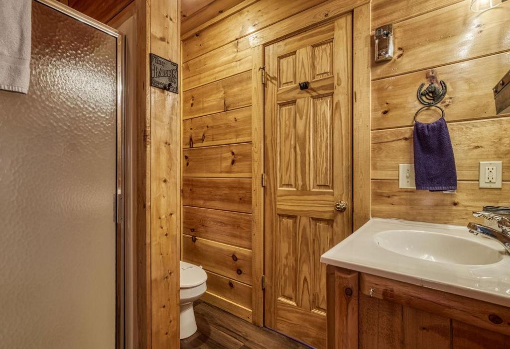 Tennessee Cowboys- Game Room, Hot Tub, Free Attraction Tickets