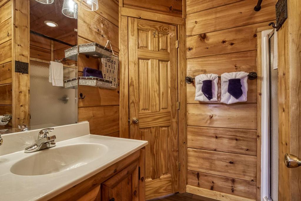 Tennessee Cowboys- Game Room, Hot Tub, Free Attraction Tickets