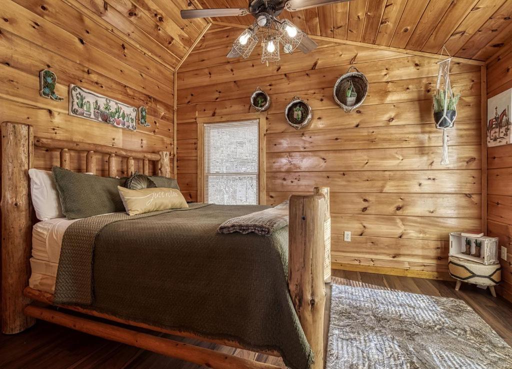 Tennessee Cowboys- Game Room, Hot Tub, Free Attraction Tickets