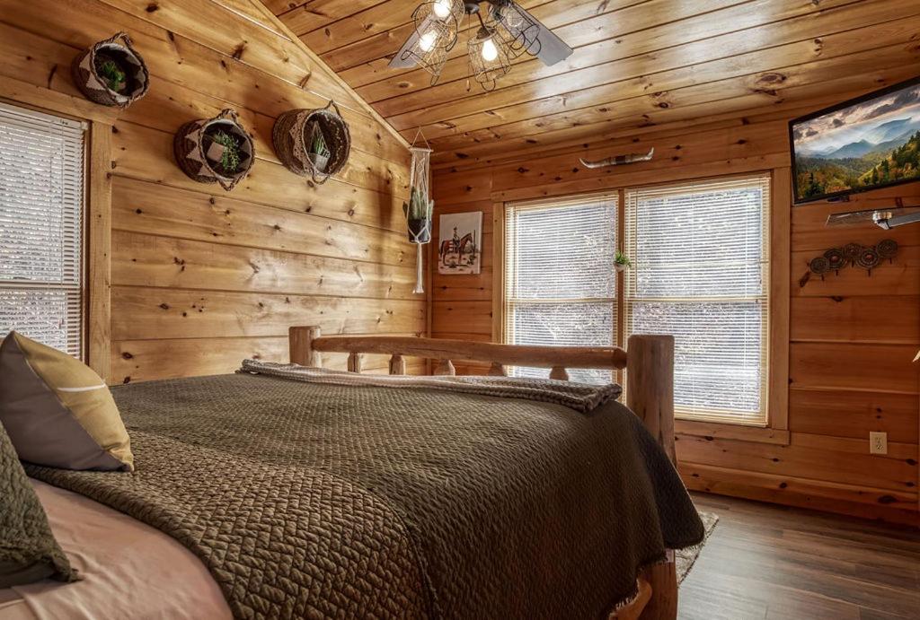 Tennessee Cowboys- Game Room, Hot Tub, Free Attraction Tickets
