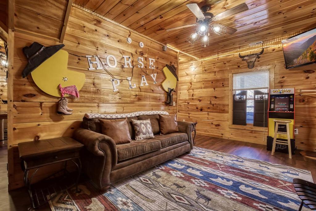 Tennessee Cowboys- Game Room, Hot Tub, Free Attraction Tickets