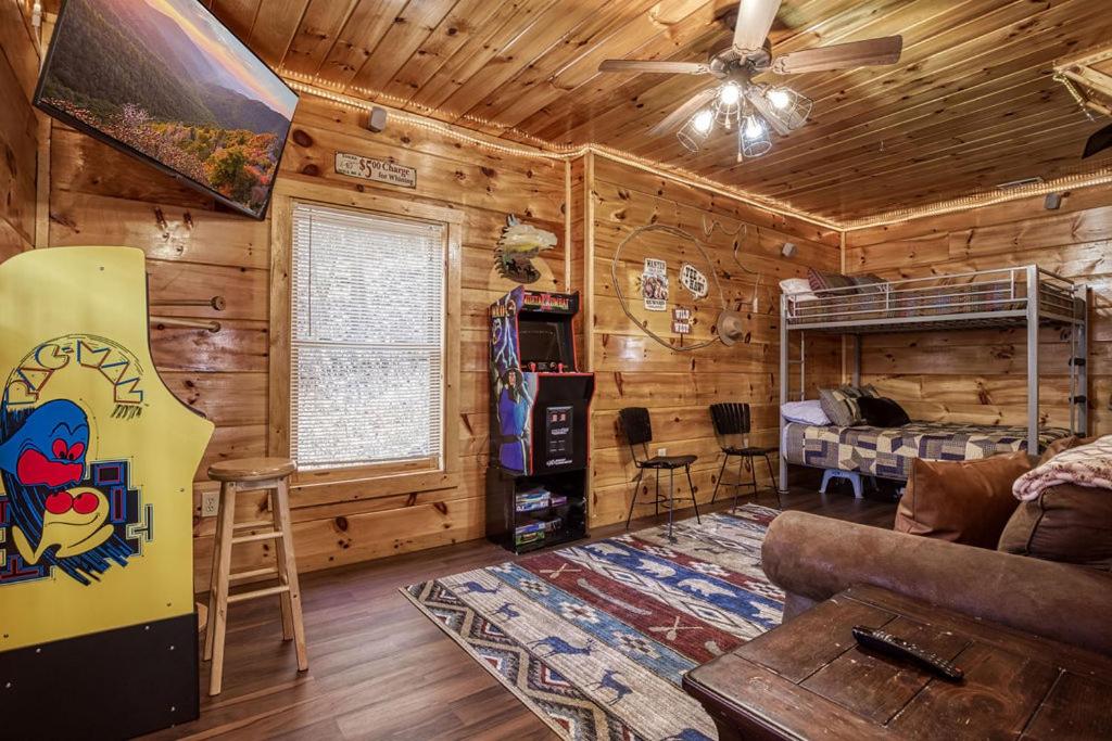 Tennessee Cowboys- Game Room, Hot Tub, Free Attraction Tickets