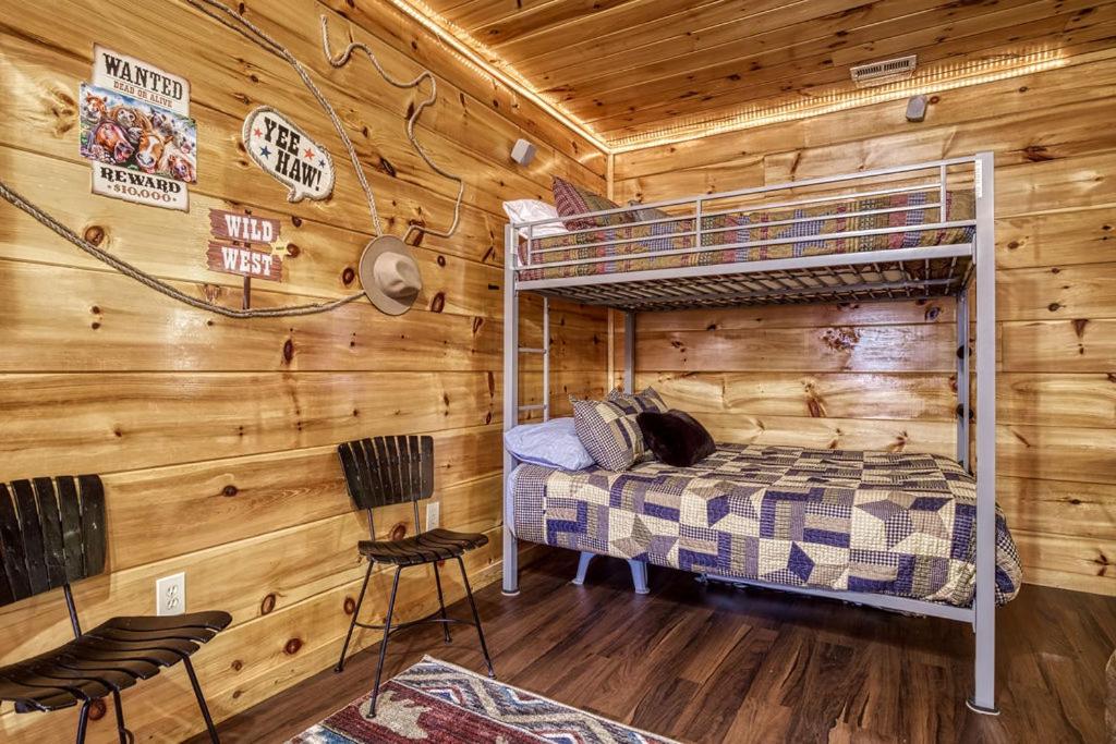 Tennessee Cowboys- Game Room, Hot Tub, Free Attraction Tickets