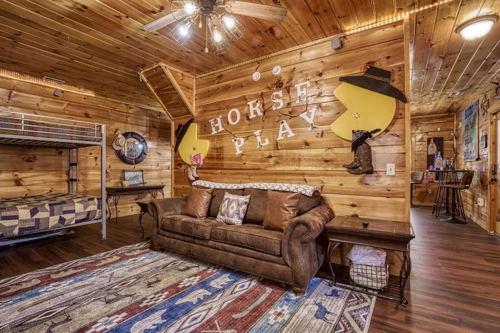 Tennessee Cowboys- Game Room, Hot Tub, Free Attraction Tickets