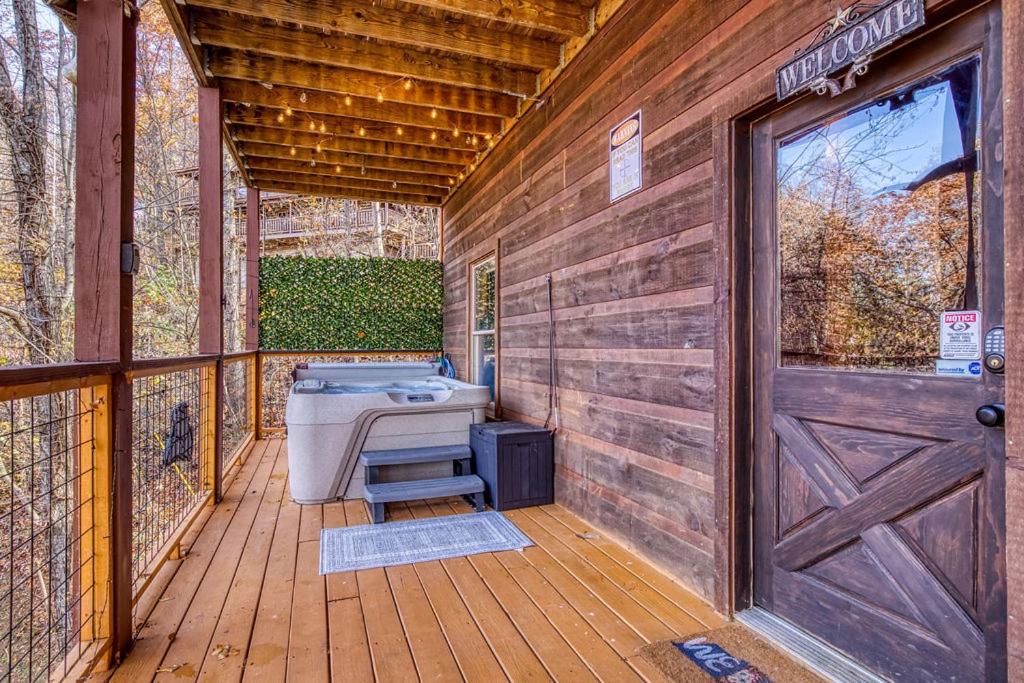 Tennessee Cowboys- Game Room, Hot Tub, Free Attraction Tickets