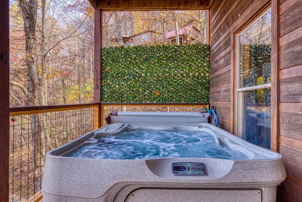 Tennessee Cowboys- Game Room, Hot Tub, Free Attraction Tickets