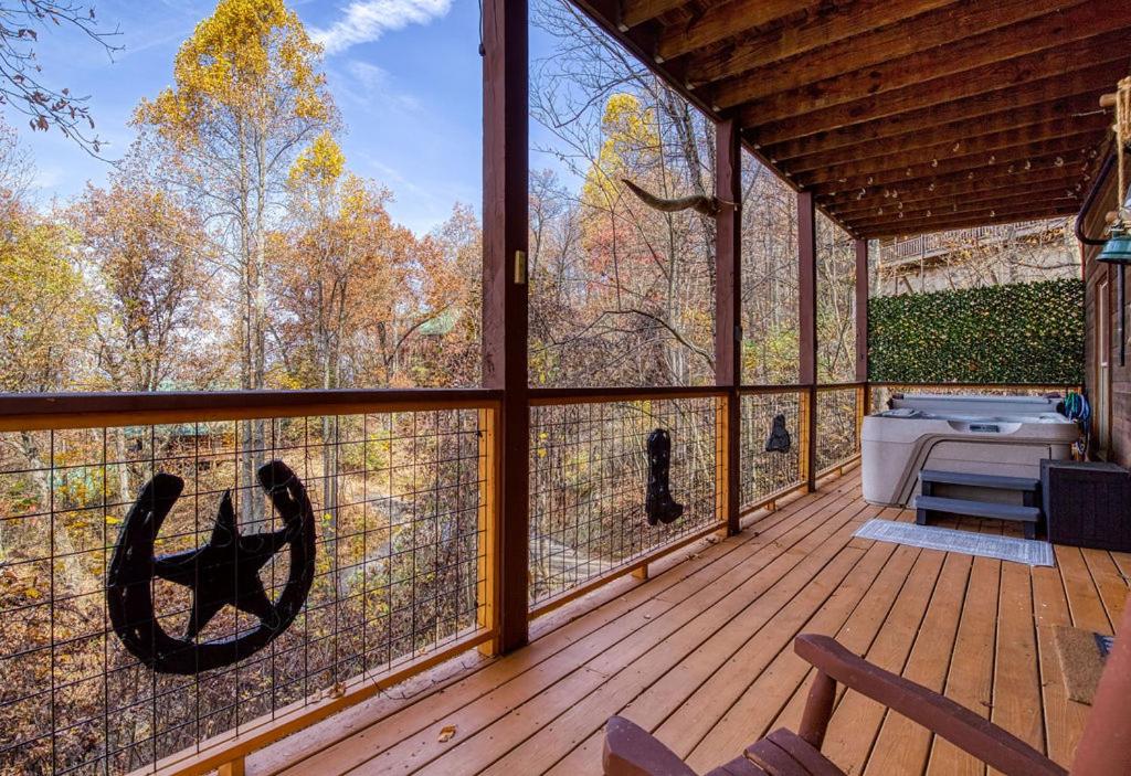 Tennessee Cowboys- Game Room, Hot Tub, Free Attraction Tickets
