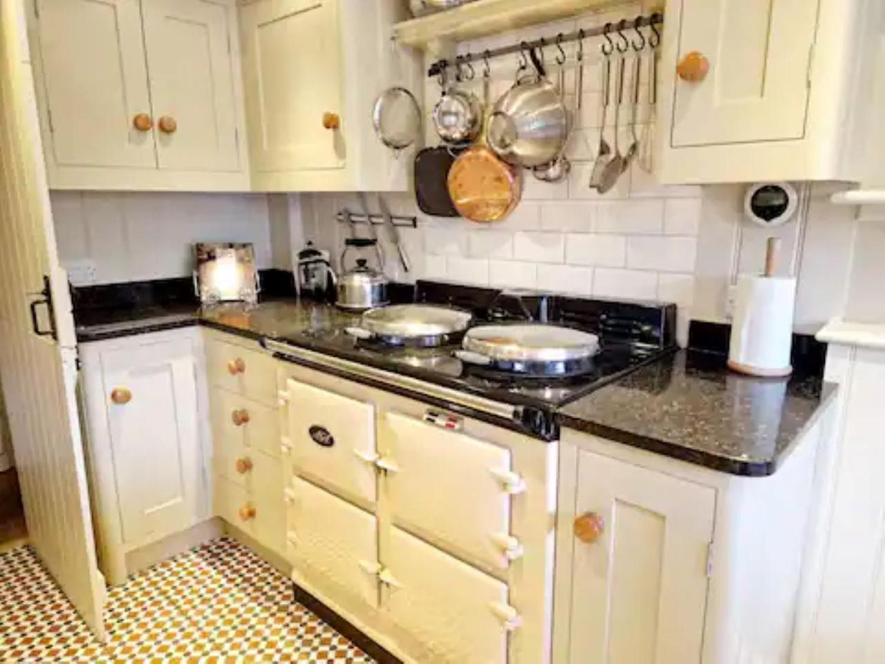Jackdaw Cottage-Beautiful Cottage, Town Centre view 4