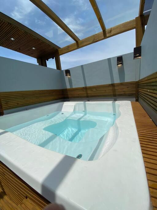 Casa Conceito com Jacuzzi, Vista e Ar na Praia do Rosa