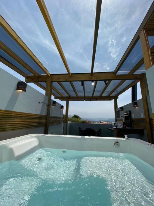 Casa Conceito com Jacuzzi, Vista e Ar na Praia do Rosa