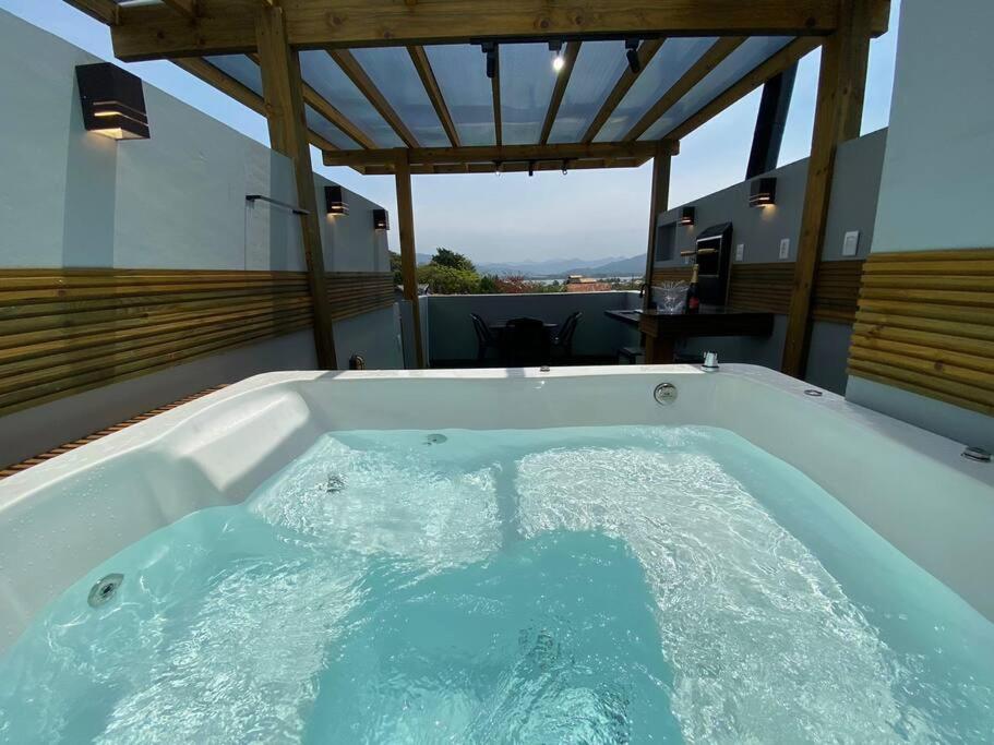 Casa Conceito com Jacuzzi, Vista e Ar na Praia do Rosa