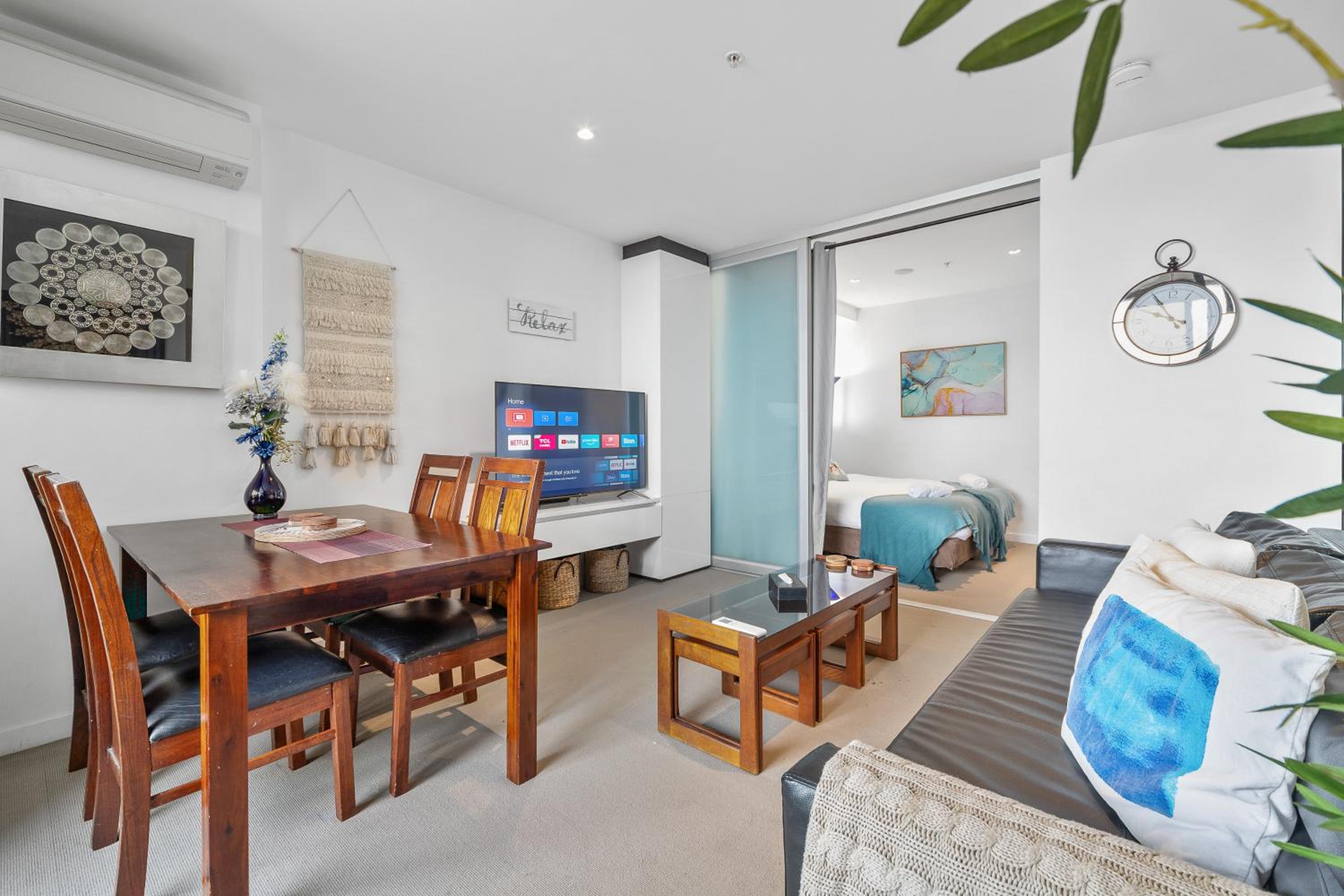 Water Views Melbourne CBD - WiFi - Netflix view 3