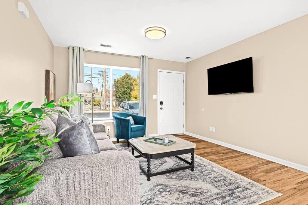 New Cozy Lower Flat in Roseville
