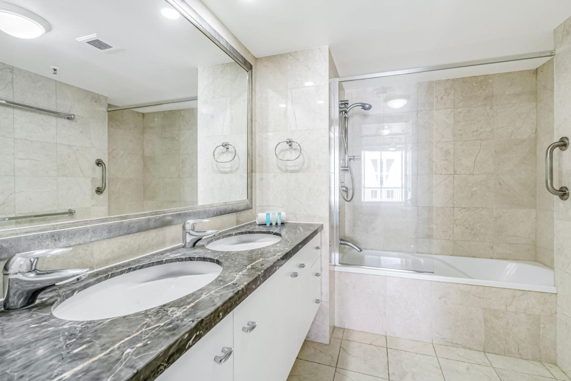 Large Sub-Penthouse Apartment in Broadbeach - CoastHM