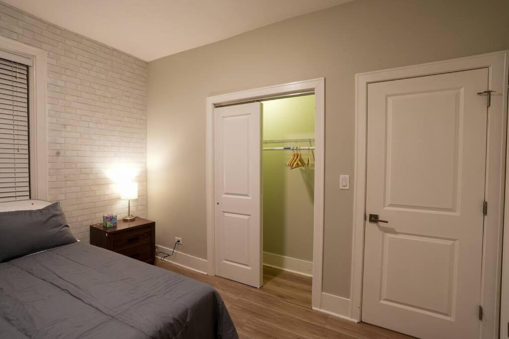 Chicago Vacations - Vibrant 4BR Haven in Historic Hyde Park, Near UChi - Property Image 2