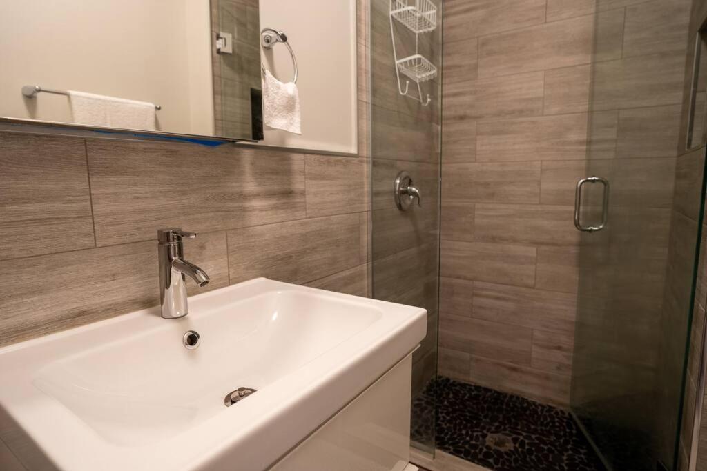 Chicago Vacations - Vibrant 4BR Haven in Historic Hyde Park, Near UChi - Property Image 12