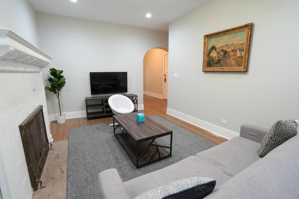 Chicago Vacations - Vibrant 4BR Haven in Historic Hyde Park, Near UChi - Property Image 1