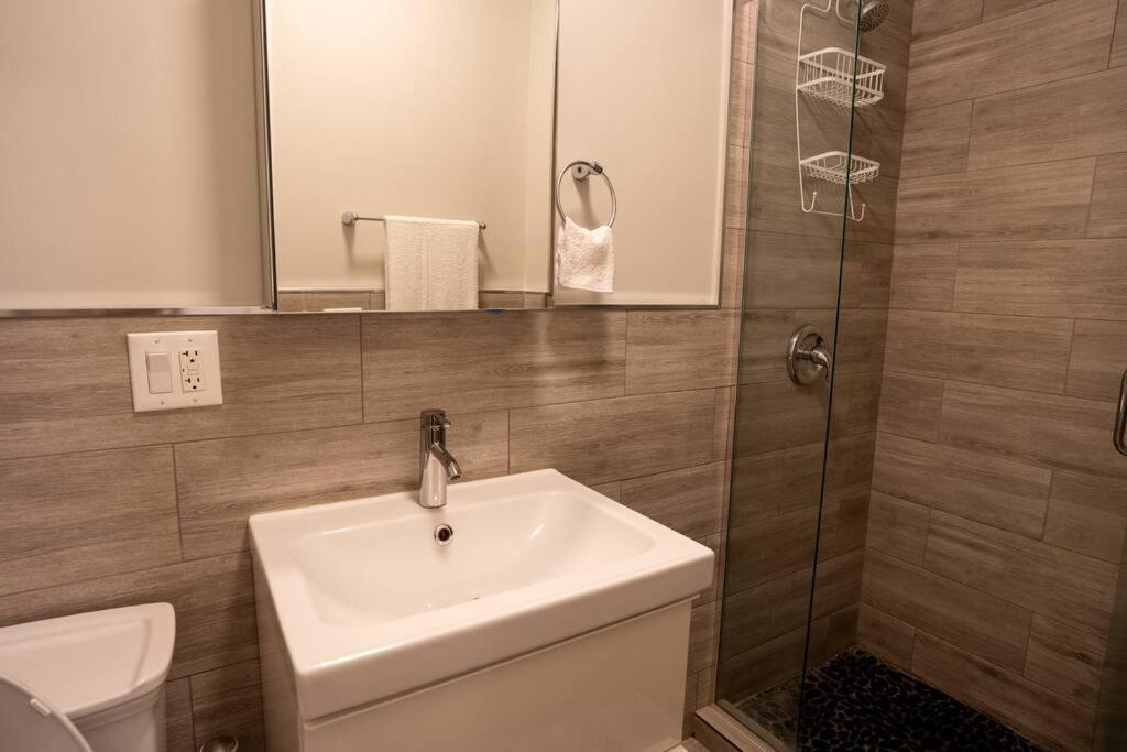 Chicago Vacations - Vibrant 4BR Haven in Historic Hyde Park, Near UChi - Property Image 3