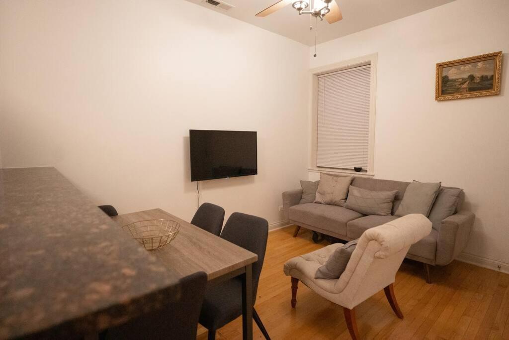 Modern 4BR in Hyde Park, Walk to University photo 3