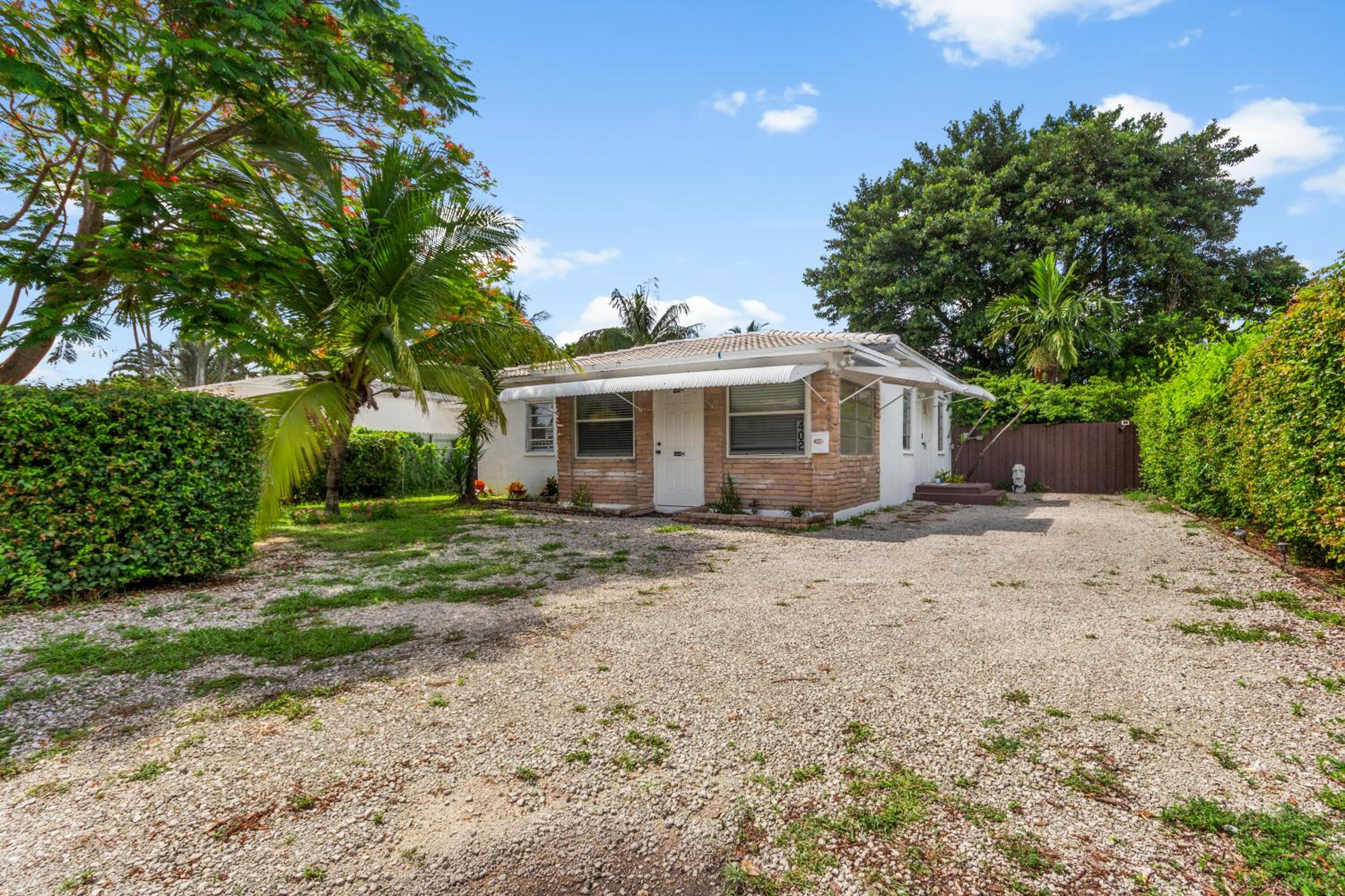 3BR Boho Style Home w Private yard & Firepit