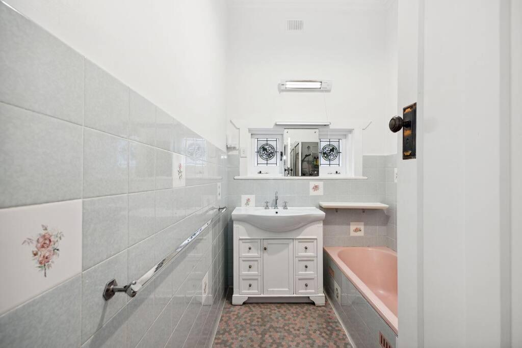 Glenelg Beach Bungalow