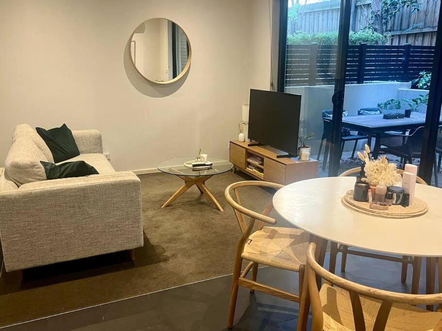 Glen Iris Gem - Modern Apartment with Car Park