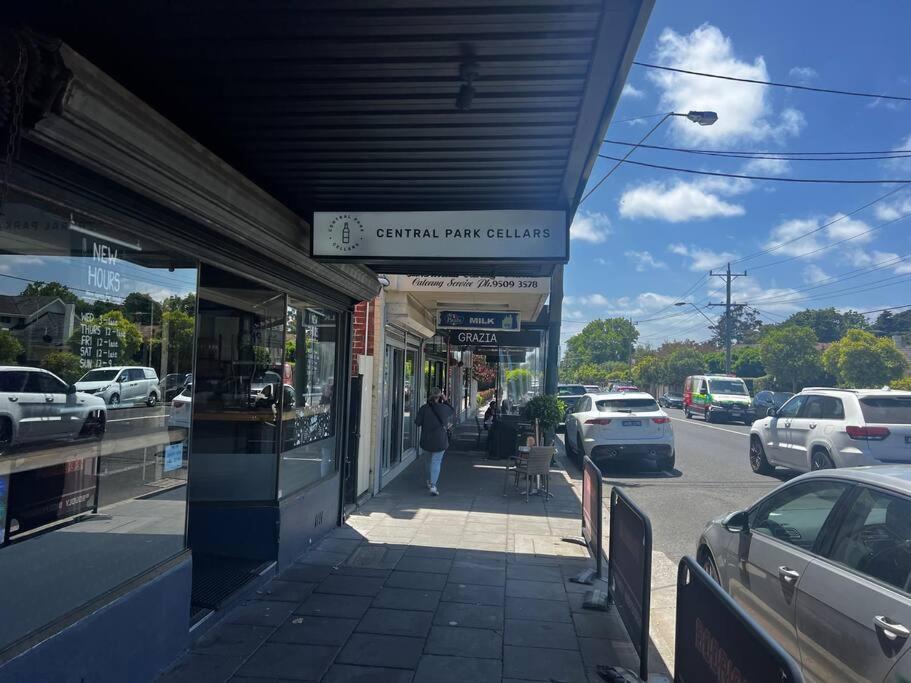 Glen Iris Gem - Modern Apartment with Car Park